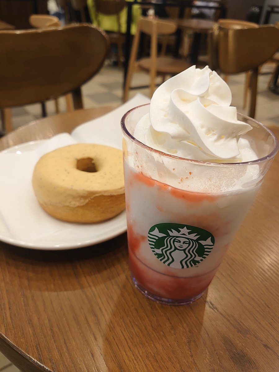 ずっと気になっていた ＃ストロベリーフラペチーノ を飲んできました🍓💕
見た目も可愛いし甘酸っぱくて美味しいー🥹♡甘すぎない味が私にはちょうど良かった〰😋🥤🍓
#スタバ