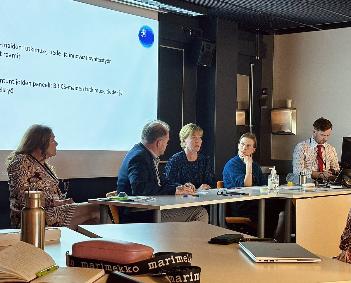 EDUFI_HigherEd's tweet photo. BRICS-maiden korkeakoulutus-, tutkimus- ja innovaatioyhteistyö käsittelyssä #TFK -asiantuntijoiden johdolla. 🌐 Sessiossa pureuduttu yhteistyön mahdollisuuksiin ja jännitteisiin. Monitahoista keskustelua! #kvkevatpaivat #springforum #vardagar https://t.co/bwLSw3VWIO
