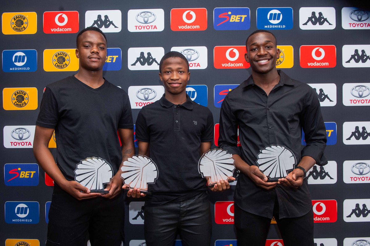 🚨 𝗢𝗙𝗙𝗜𝗖𝗜𝗔𝗟: 

Neo Bohloko (15) has been named DStv Diski Challenge Player of the Season at the club’s awards ceremony.

Other awards:

Top Goal Scorer: Neo Bohloko
Goalkeeper of the Year: Takalani Mazhamba 
Players’ Player of the Year: Xolani Cossa

#Asidlali