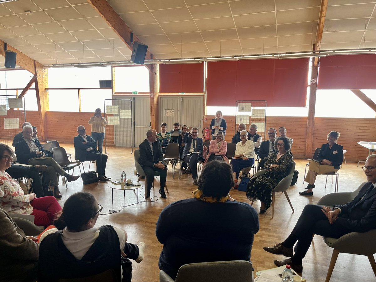 Journée en @ille_et_vilaine pour le président et le DG de l’#ANCT aux côtés de @FrancoiseGatel. 1️⃣étape à Guipel avec les maires des 22 communes lauréates #Villagesdavenir. Echanges constructifs sur les différents projets.