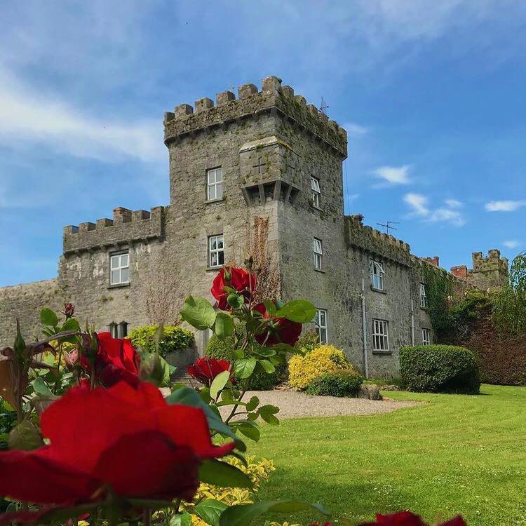 MarymNormoyle's tweet photo. Calling all families! Escape the ordinary &amp; immerse yourselves in the magic of Ireland's prettiest village, Adare. With its charming thatched cottages, historic buildings, fashion shops, &amp; scenic riverside walks, Adare is the perfect destination for a summer adventure. https://t.co/cSKTWL4HPL