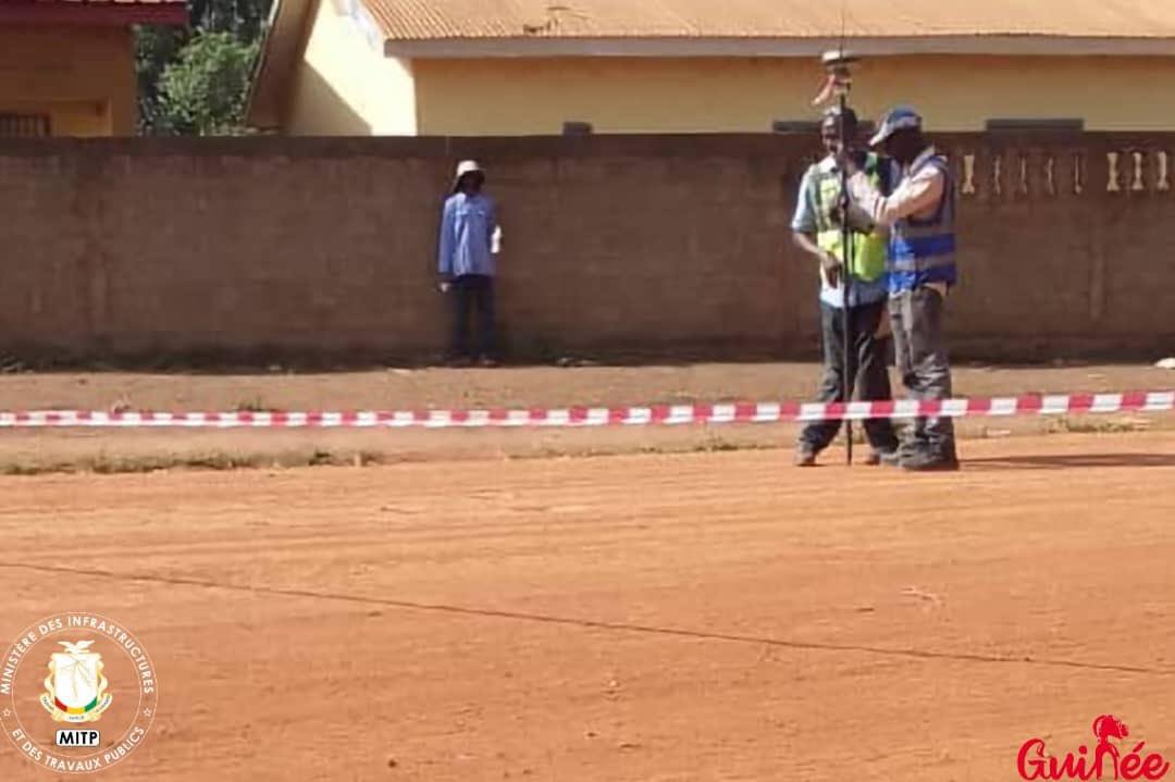 MITP: Travaux de voiries en cours dans la commune urbaine de Kerouané

Dans le cadre d'aménagement et de bitumage de la Voirie de Kérouané, les travaux de terrassement/d'assainissement de l'emprise et de la mise en forme de la chaussée sont en cours dans la Commune Urbaine.