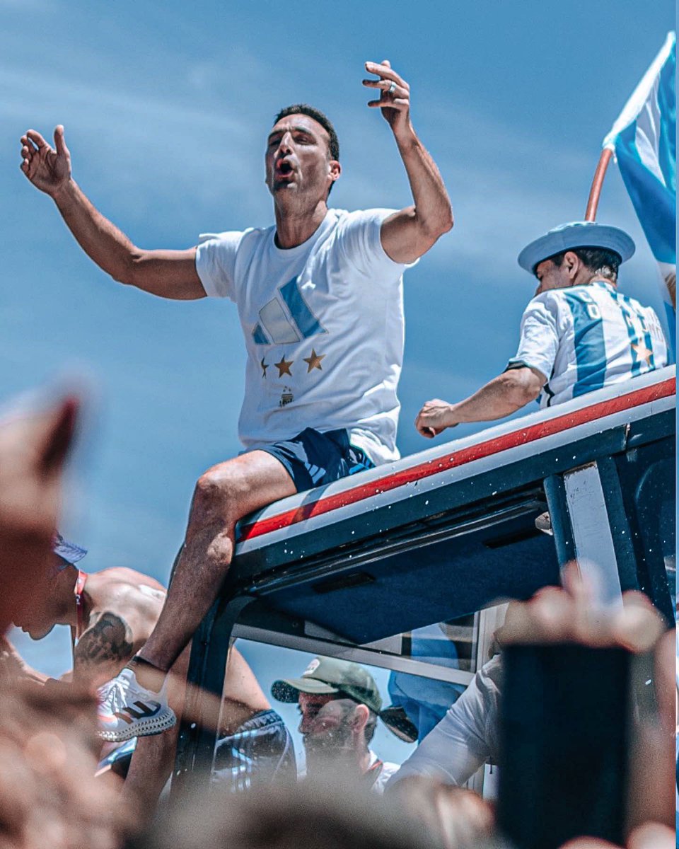 🇦🇷🌟 | Hoy, que está cumpliendo los 47 años, ABRO HILO CRONOLÓGICO con algunos de las MEJORES MOMENTOS Y FRASES de Lionel Scaloni en la Selección Argentina.

Que empiece este homenaje al tipo que hizo revivir la alegría en todo un país. 🧵