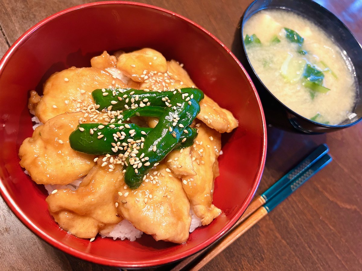 木曜日の晩ごはん。
胸肉のテリヤキ丼。山歩いて来てお腹が空いたのでガッツリ照り焼き丼にしました。久しぶりに肉を食べたような気がします。そうでもないかな？
#おうちごはん #テリヤキ丼 #鶏むね肉 #料理男子