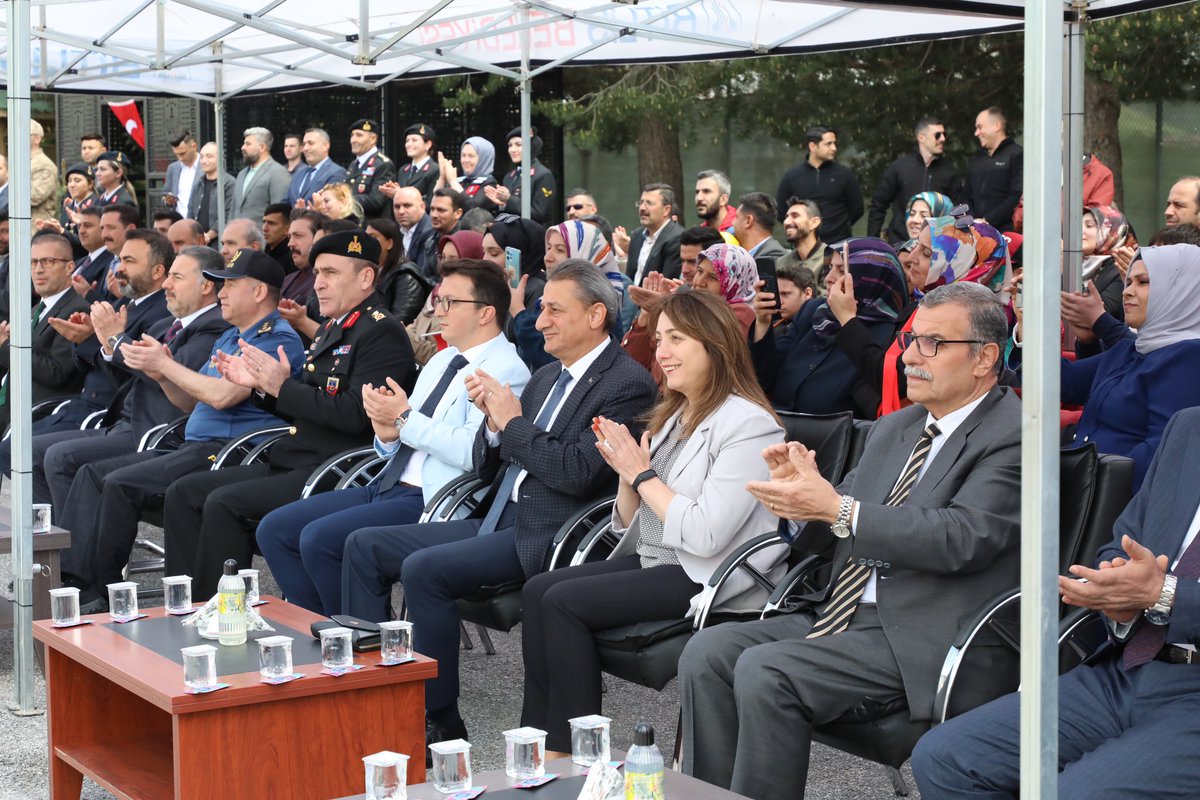 BitlisValiligi's tweet photo. Yemin Ettiler, Asker Olmanın Gururunu Yaşadılar 🫡🇹🇷

Valimiz Sayın Erol Karaömeroğlu ve eşi Filiz Karaömeroğlu Hanımefendi, engeliler haftası kapsamında İl Jandarma Komutanlığı'nda temsili olarak bir günlük askerlik yapan özel bireylerin yemin törenine katılarak, özel gereksinimli gençlerimizin heyecanlarına ve sevinçlerine ortak oldular.

Terhis belgelerini alan engelli vatandaşlarımız, bir günlük eğitim alarak milletimiz için kutsal sayılan askerlik görevini yerine getirmenin haklı gururunu yaşadılar.

📍İl Jandarma Komutanlığı