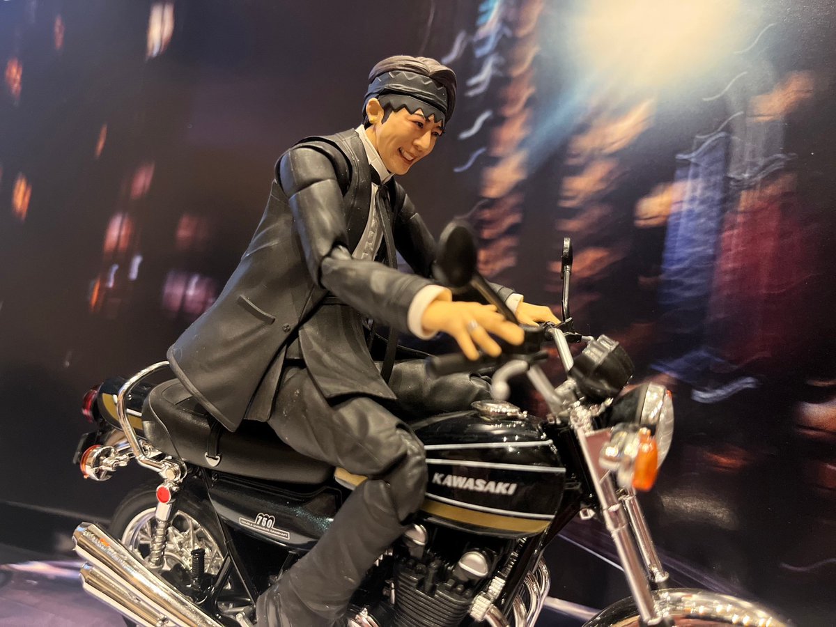 夫が 露伴先生を又バイクに乗せて写真撮っている ハイウェイ・スター来