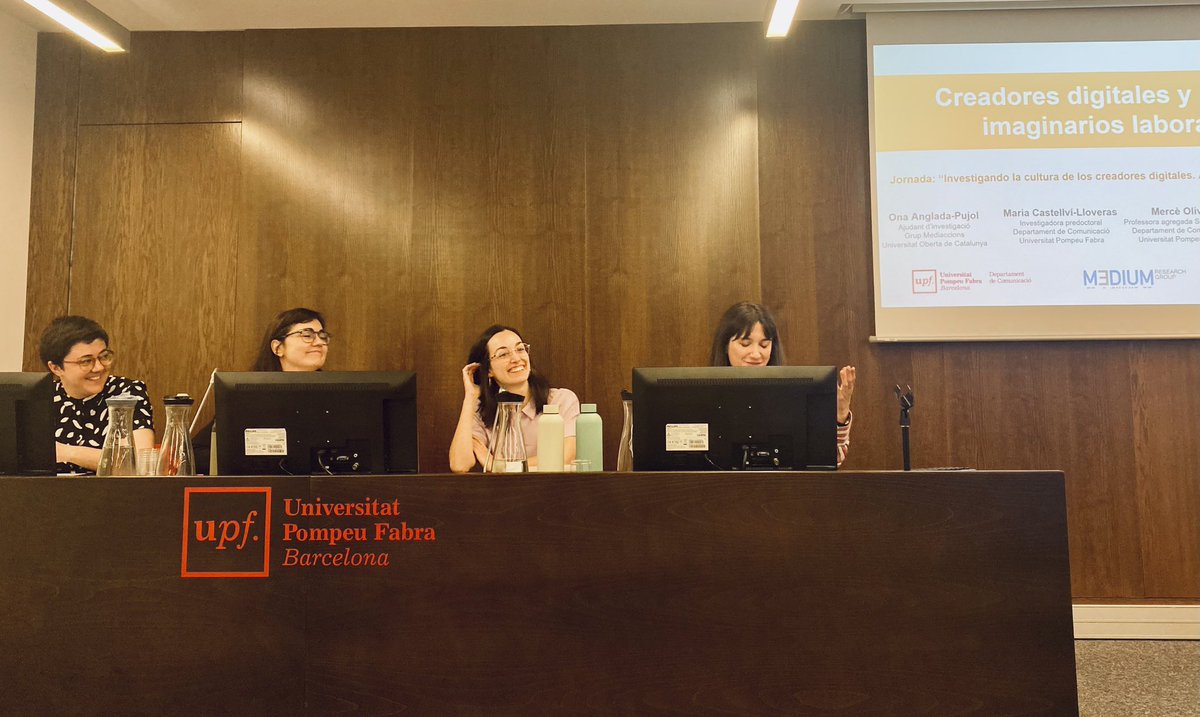 La foto es malísima, pero las risas reflejan muy bien el ánimo de las jornadas. Muchas gracias por organizarlas y por invitarme. Un encuentro muy interesante, bien pensado y útil ✨