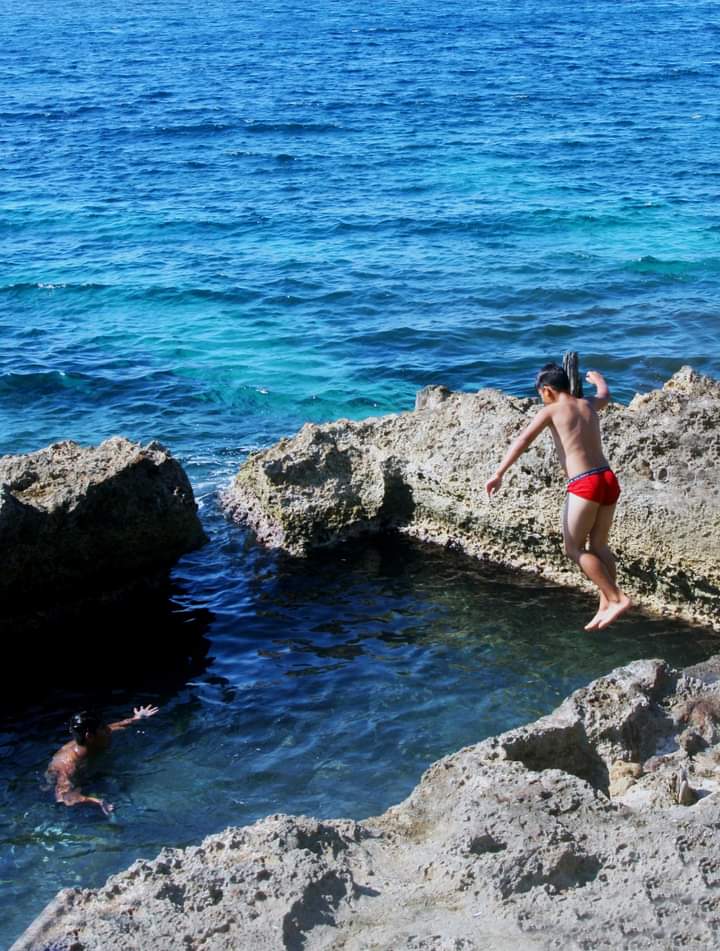 !Qué calor! Después de la jornada de trabajo o de estudio,un buen chapuzón.@Cuba EnPaz.@CubaEnTranquilidad#MatancerosEnVictoria@de_alojamiento.