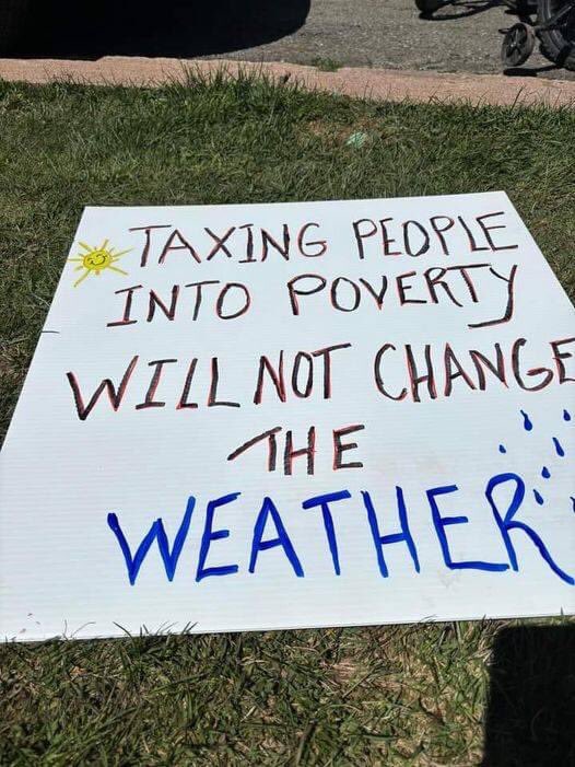 Simple, basique 💚 👉@EmmanuelMacron Taxer les français pour les amener à la pauvreté ne changera pas le climat. Votre gouvernement a été condamné 2 fois par la justice en 🇫🇷 pour inaction climatique. #electionseuropeennes2024 #JeVote le 09 juin (1 seul tour) #MarieToussaint