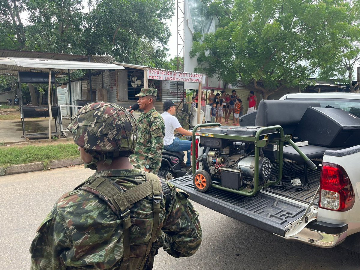 ¡Cuidamos y protegemos a nuestros niños, niñas y adolescentes! Los soldados del @COL_EJERCITO difunden por las calles principales de Puerto Gaitán, #Meta, el mensaje 'No al reclutamiento forzado de menores'. #ProtegemosLaVida