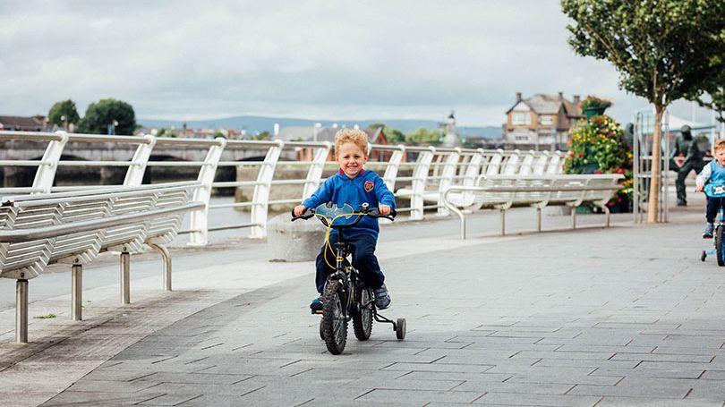 This Friday, 17th May, gather your family and friends and join us for a Sunset Cycle along Limerick's Three Bridges Route to celebrate #BikeWeek 2024! 📍 King John’s Castle 📆 Friday 17th May 6.30pm #BikeWeekLimerick More: limerick.ie/discover/whats…