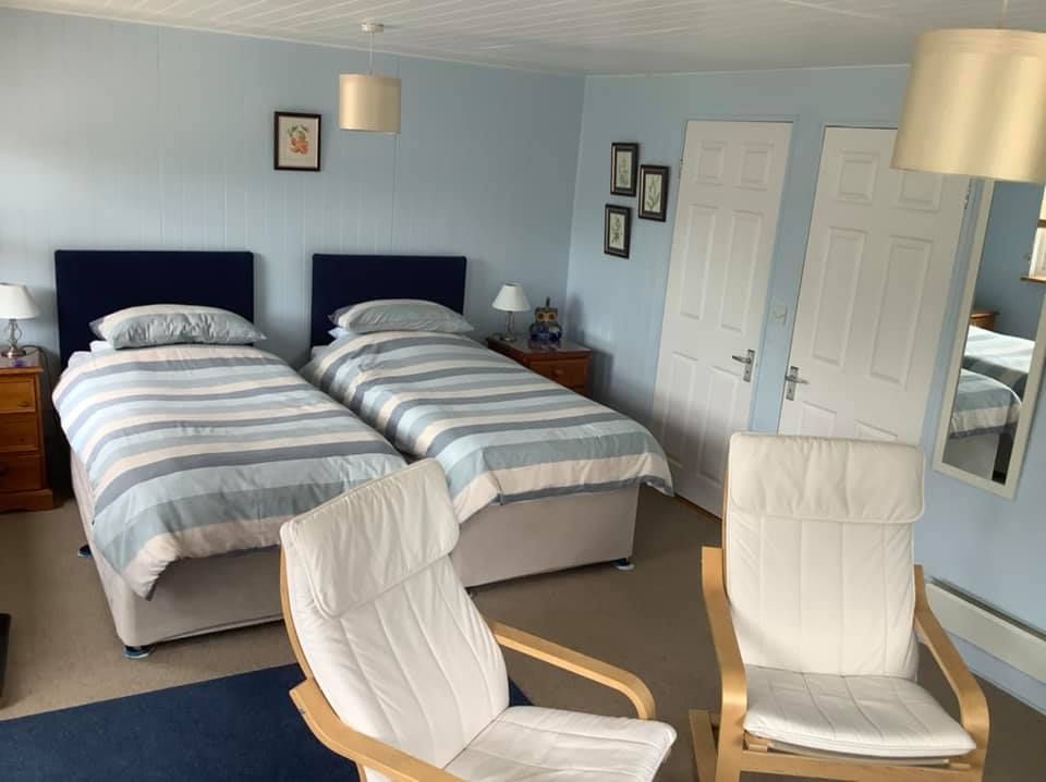 🏡 The Cabin proudly supports Fairtrade goods with a Fairtrade Pledge Certificate & offers self-catering accommodation for 2 guests, ensuring a sustainable & conscious stay. 🏡 Self Catering aroundaboutbritain.co.uk/Suffolk/15103 #EthicalTravel #FairtradeAccommodation #Cabin #Cosy #Couples