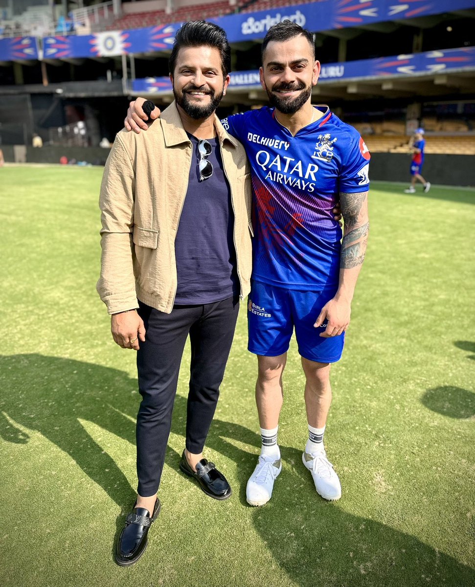 Chinna Thala meets King Kohli! A picture perfect moment for RCB fans at the Chinnaswamy. #RCB #SureshRaina #ViratKohli #PlayBold #ChinnaswammyStadium