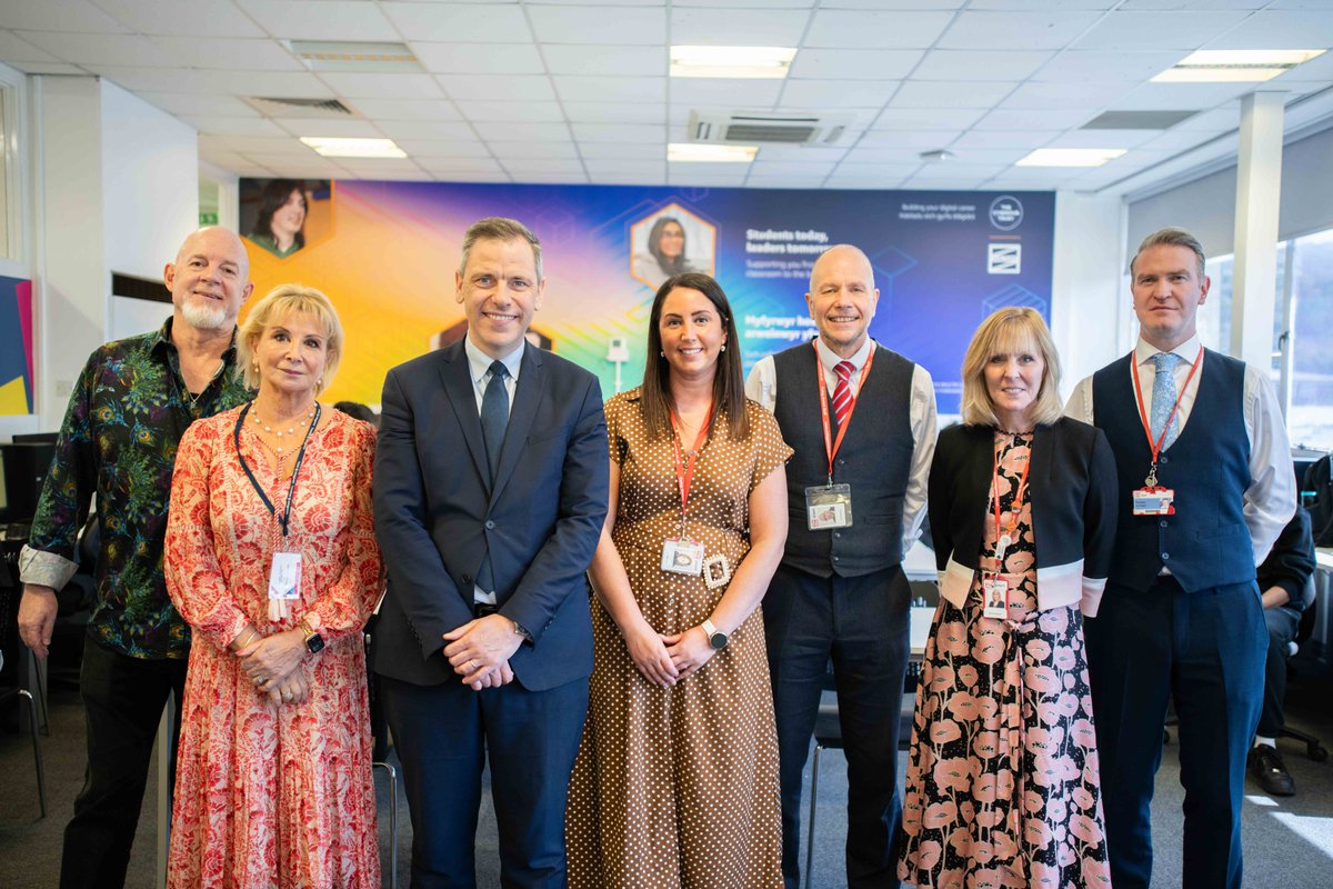 Thrilled to have @Chris_EvansMP join us at our Crosskeys campus to launch our new Cyber Hub last week! 💡 🎉

💬“I was delighted to officially open the brand-new Cyber Hub. This focus on STEM and digital skills will help to develop a much-needed pipeline of talented, skilled, and