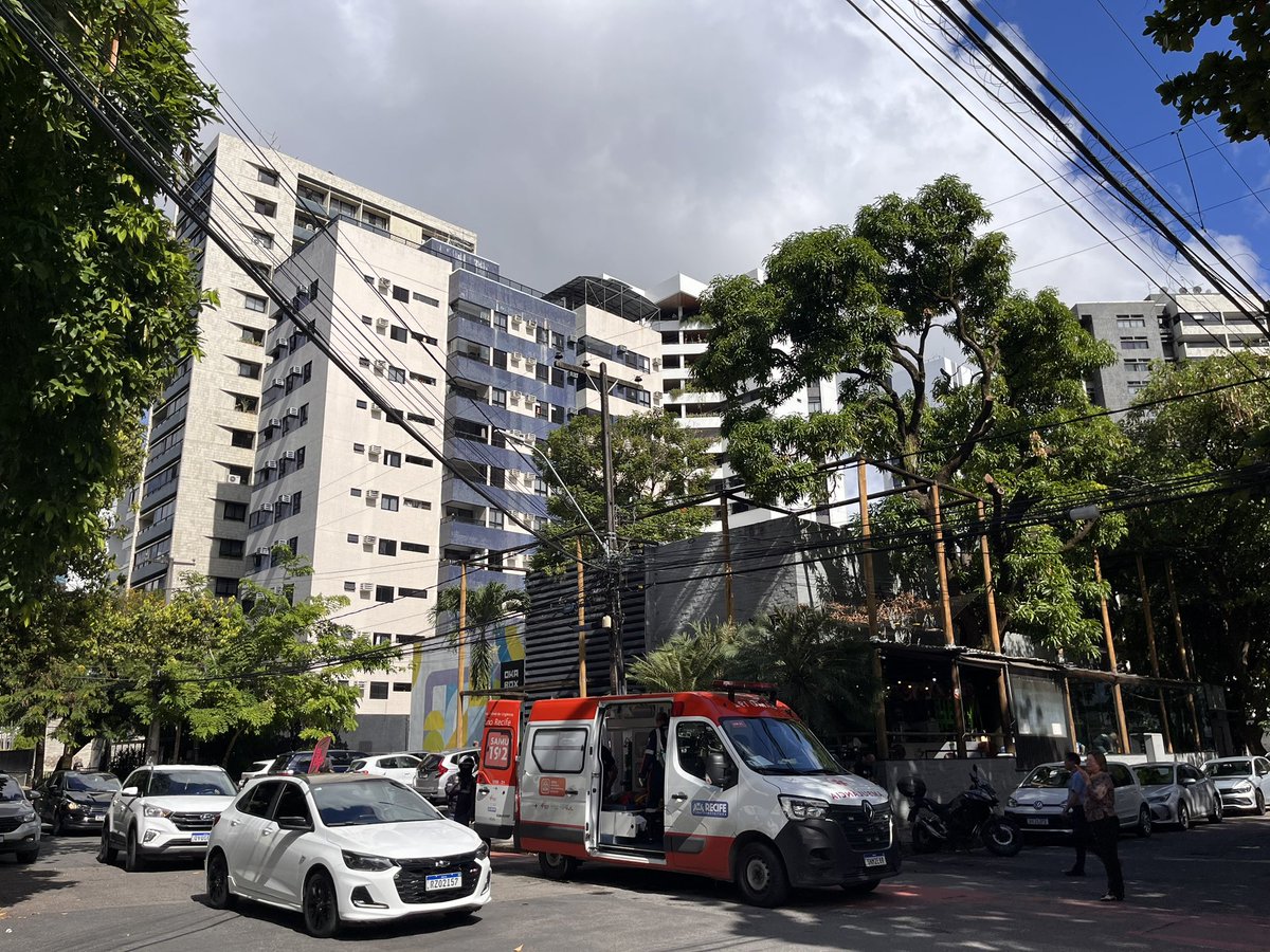andersonstevens's tweet photo. Mais um acidente em Parnamirim, na rua Sebastião Alves. A Motorista sai da rua lateral sem respeitar ciclovia, derrubando o ciclista que está já em atendimento da SAMU.  @CTTU_Recife @prefrecife esperando mesmo que o acidente tenha vítimas fatais? https://t.co/eo5UBMHJyc