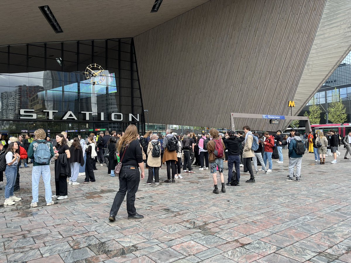 De eerste #demonstranten zijn aangekomen bij Rotterdam Centraal. Daar begint om 14.00 een pro-Palestina protestactie. Die zou eerst op de campus van de Erasmus Universiteit plaatsvinden, maar dat werd afgeblazen #palestina
