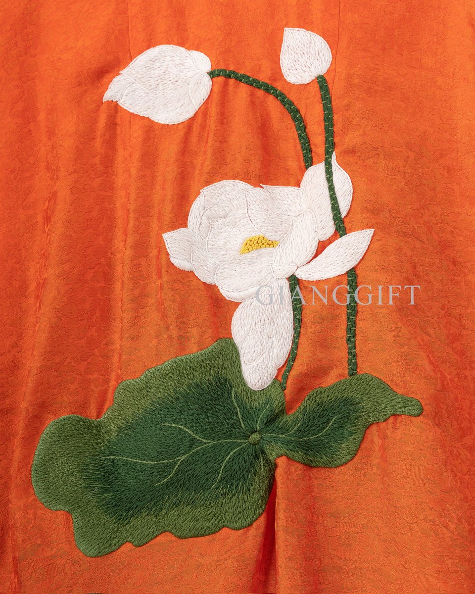 GiangGift's tweet photo. WHEN FLOWERS BLOOM, PROSPERITY COMES : The most precious gift is the one that is carefully prepared from the heart. #GiangGift #handembroidery #AoDaiCollection #whatyoupossesswilltellyourstory https://t.co/2vpf6jNej7