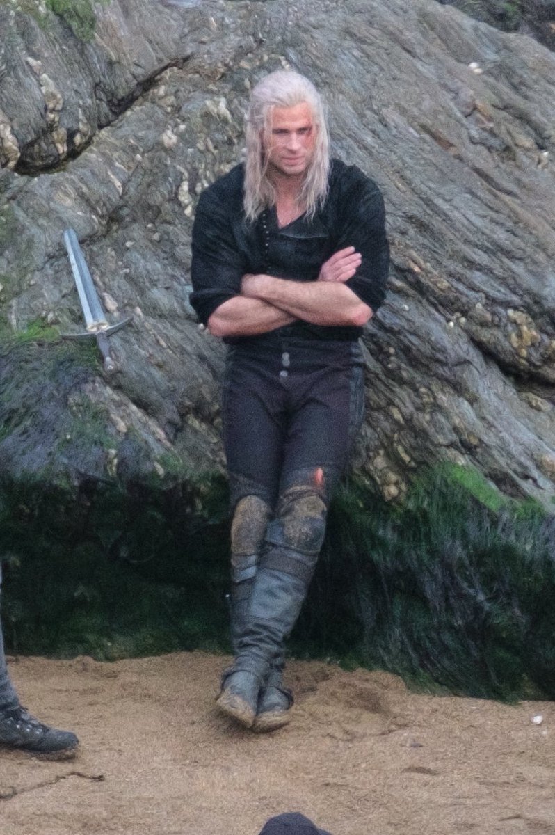 poptime's tweet photo. Liam Hemsworth (ex da Miley Cyrus) no set de “The Witcher” 🥵🔥 https://t.co/U51VWfI92J
