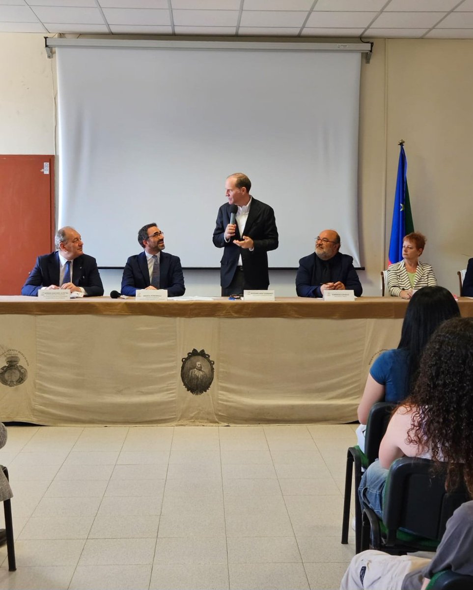 Confagricoltura's tweet photo. 👨🎓 Oggi in visita all'Istituto Tecnico Agrario Garibaldi di Roma, un'eccellenza nella #formazione delle figure professionali di domani, fondamentali per la crescita del settore.
🗣️"Per fare qualcosa di concreto dobbiamo misurarci con i problemi veri. Grazie agli #agricoltori che lo fanno ogni giorno! Servono tavoli di confronto di #filiera per utilizzare le risorse a disposizione e avere una visione comune. Il @SocialMasaf si sta impegnando in questo senso" cosí il sotto segretario @LaPietraSenato
🗣️"Mi emoziona tornare qui, tra i banchi dove sono stato studente. Una formazione che sceglierei ancora, fondamentale per la mia quotidianità da imprenditore agricolo e da presidente. Il settore primario è oggi strategico per la definizione delle politiche internazionali. Costruire un modello agricolo che concili gli interessi dei produttori e dei consumatori è difficile ma necessario. Dovrete concentrarvi su 4 "P": #Persone, #Pianeta, #Profitto, #Progetti" così il nostro presidente @masgiansanti
@TommasoLoiodice
#unapol
@raise_hunger
