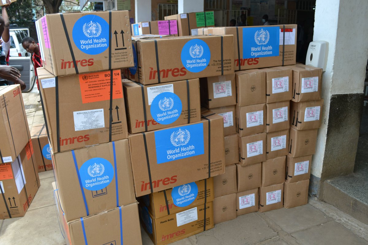 The WHOAFRO Emergency Hub in Nairobi has donated vital supplies and equipment, including essential medicines, pneumonia & cholera kits, through the @KenyaRedCross to support those impacted by the #KenyaFloods. These supplies have been delivered to three health centers in Nairobi.