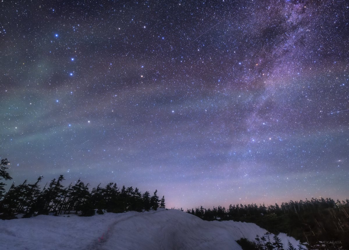 残雪の山の向こうに月が沈むと、ふんわりとした大気光のベールの上に星々がいっそう輝き始めました。 写真中央の星が北極星、左に北斗七星、右下にカシオペヤ座が写っています。淡い雲のような緑の光が大気光です。 （昨日未明、秋田県にて撮影） 今日もお疲れさまでした。