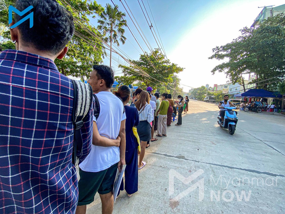 Myanmar_Now's tweet image. နယ်စပ်ဖြတ်ပြီး ပြည်ပထွက်သူ၊ နိုင်ငံကူးလက်မှတ် လျှောက်ထားသူတို့ အီလက်ထရောနစ်မှတ်ပုံတင် Unique ID (UID) ခေါ် စမတ်ကတ် မဖြစ်မနေ ပြရမည် ဟူသော စစ်ကောင်စီ၏ စည်းကမ်းချက်အသစ်သည် လူငယ်များ ပြည်ပထွက်ခွင့်ရရေး ခက်ခဲနေချိန်တွင် ပေါ်ပေါက်လာသည့် ကန့်သတ်ချက် ဖြစ်လာသည်။
#UID