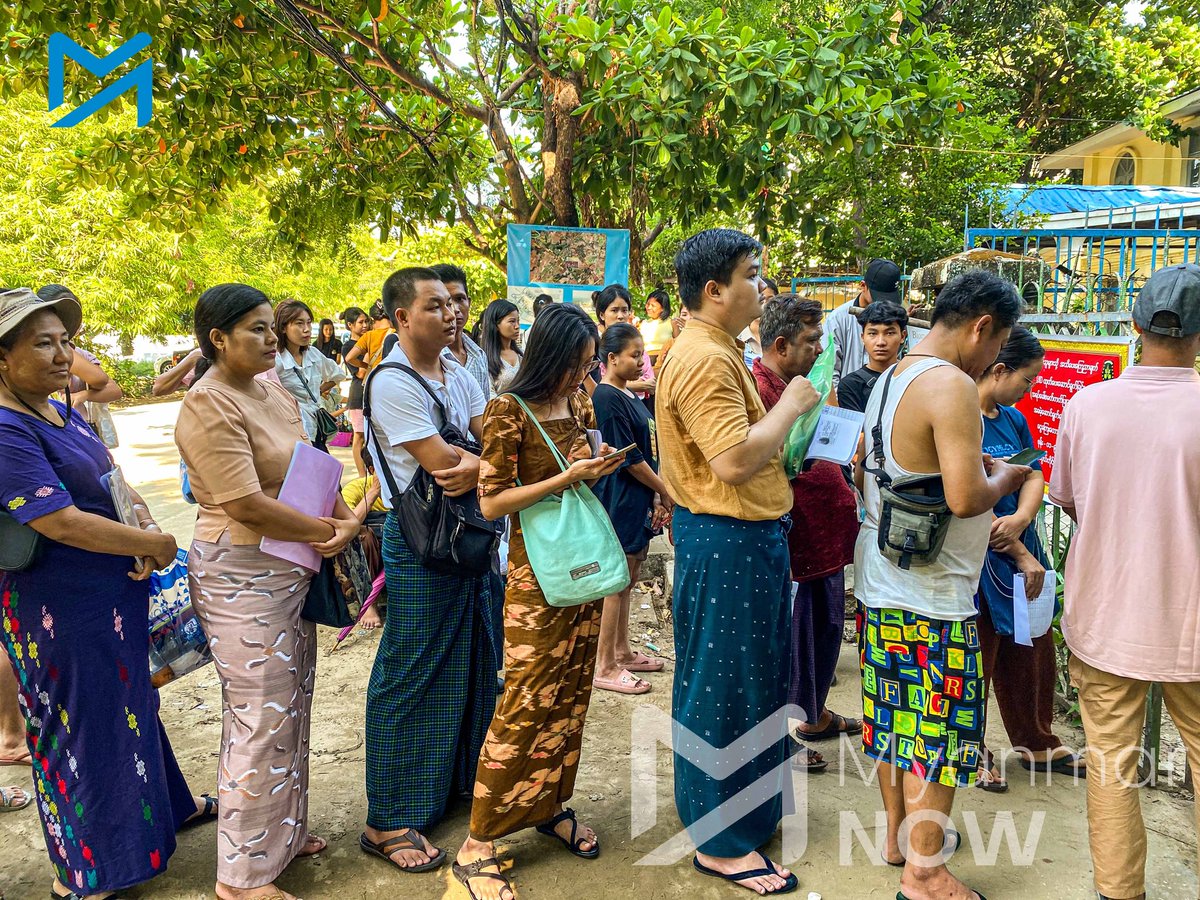 Myanmar_Now's tweet image. နယ်စပ်ဖြတ်ပြီး ပြည်ပထွက်သူ၊ နိုင်ငံကူးလက်မှတ် လျှောက်ထားသူတို့ အီလက်ထရောနစ်မှတ်ပုံတင် Unique ID (UID) ခေါ် စမတ်ကတ် မဖြစ်မနေ ပြရမည် ဟူသော စစ်ကောင်စီ၏ စည်းကမ်းချက်အသစ်သည် လူငယ်များ ပြည်ပထွက်ခွင့်ရရေး ခက်ခဲနေချိန်တွင် ပေါ်ပေါက်လာသည့် ကန့်သတ်ချက် ဖြစ်လာသည်။
#UID