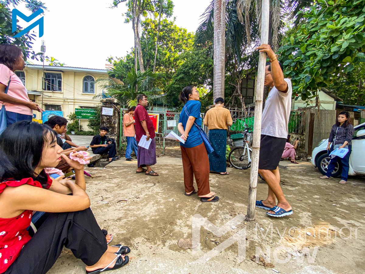 Myanmar_Now's tweet image. နယ်စပ်ဖြတ်ပြီး ပြည်ပထွက်သူ၊ နိုင်ငံကူးလက်မှတ် လျှောက်ထားသူတို့ အီလက်ထရောနစ်မှတ်ပုံတင် Unique ID (UID) ခေါ် စမတ်ကတ် မဖြစ်မနေ ပြရမည် ဟူသော စစ်ကောင်စီ၏ စည်းကမ်းချက်အသစ်သည် လူငယ်များ ပြည်ပထွက်ခွင့်ရရေး ခက်ခဲနေချိန်တွင် ပေါ်ပေါက်လာသည့် ကန့်သတ်ချက် ဖြစ်လာသည်။
#UID