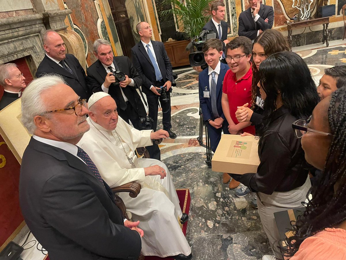 pedronelospina0's tweet photo. Gracias @franciscoactiv2 Ya
@Pontifex_es tiene en sus manos 350 cartas de Líderes Estudiantiles y Gestores Ambientales Rosalía Suárez.
Promovemos la #Ecoesperanza, #Educacionclimatica, botellas de Amor y Cultura del Reciclaje.
Cuidamos La Vida
🐝🌻♻️🌳💚🚴🙅🌎
#ElLiderSosVos https://t.co/s58xXepfTG