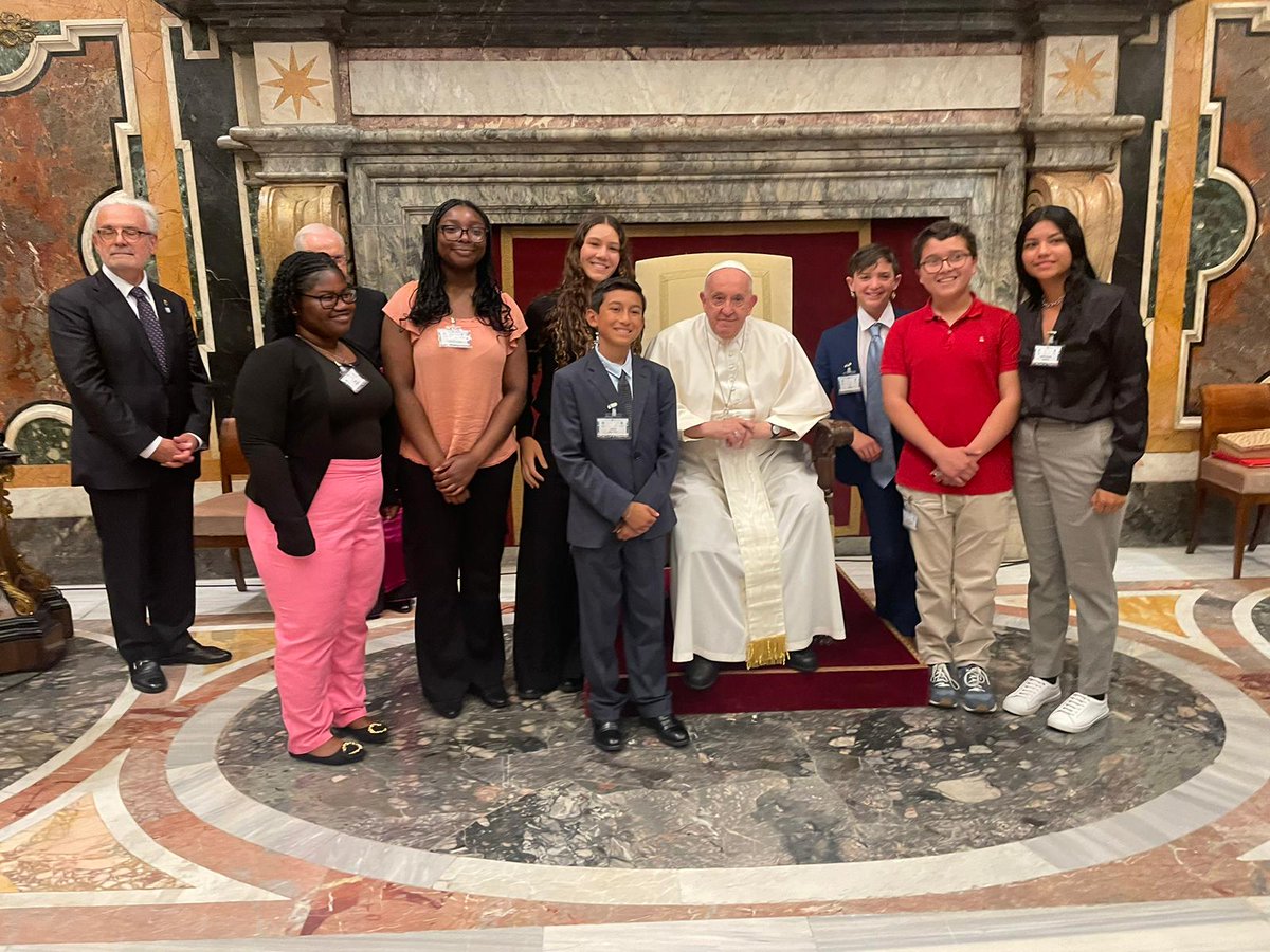 pedronelospina0's tweet photo. Gracias @franciscoactiv2 Ya
@Pontifex_es tiene en sus manos 350 cartas de Líderes Estudiantiles y Gestores Ambientales Rosalía Suárez.
Promovemos la #Ecoesperanza, #Educacionclimatica, botellas de Amor y Cultura del Reciclaje.
Cuidamos La Vida
🐝🌻♻️🌳💚🚴🙅🌎
#ElLiderSosVos https://t.co/s58xXepfTG