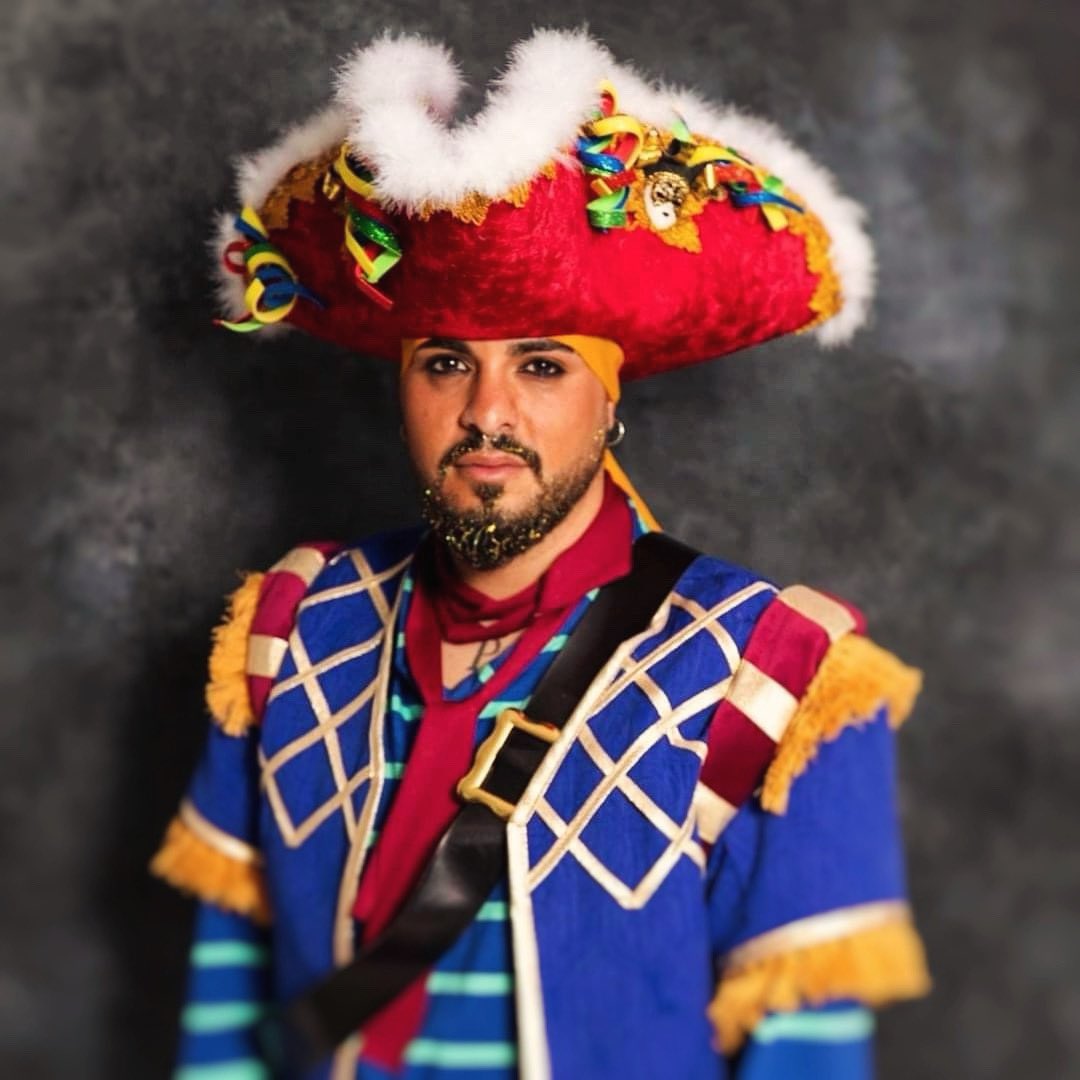 ComparsaDelPua's tweet photo. La revolución de cada ensayo, el aprendizaje mas canalla, la locura mas bonita. Todo eso es nuestro @miguelitogomez96. La familia crece con gente tan bonita como él. #carnavalcolombino #canallayloco #risasinfin #puedohacerunapregunta? https://t.co/gQOyaKw8Ah