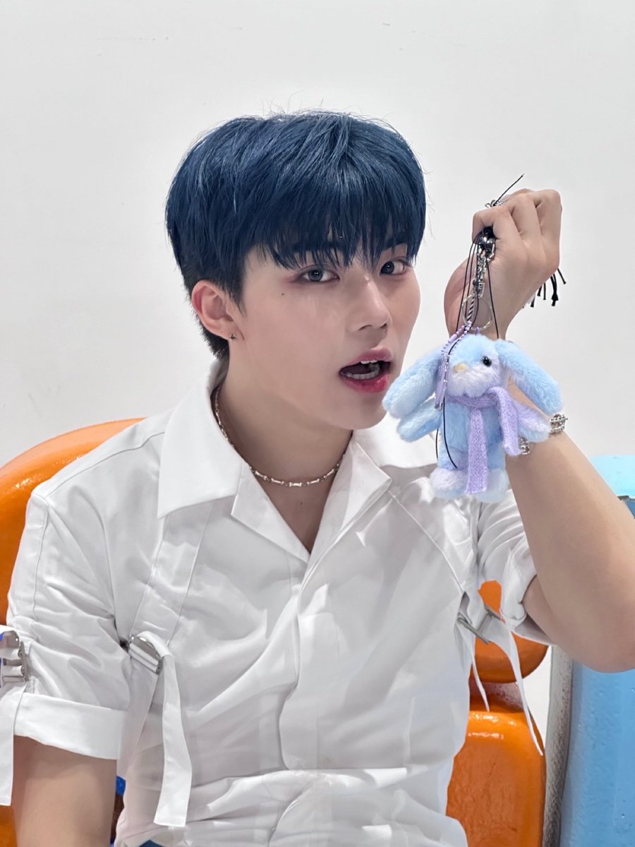ZB1_official's tweet photo. _💌

제로즈 ! 우리 첫 엠카가 끝났어요 Feel the POP 무대 잘 봤나 ?? 우리 무대를 보고 목요일의 스트레스가 조금이나마 없어졌으면 좋겠어요 앞으로도 음악방송 많이 남았으니까 꼭꼭 챙겨 봐주기 💙💙

#PARKGUNWOOK #박건욱
#ZEROBASEONE #ZB1 #제로베이스원 https://t.co/ToTbd5EtkT