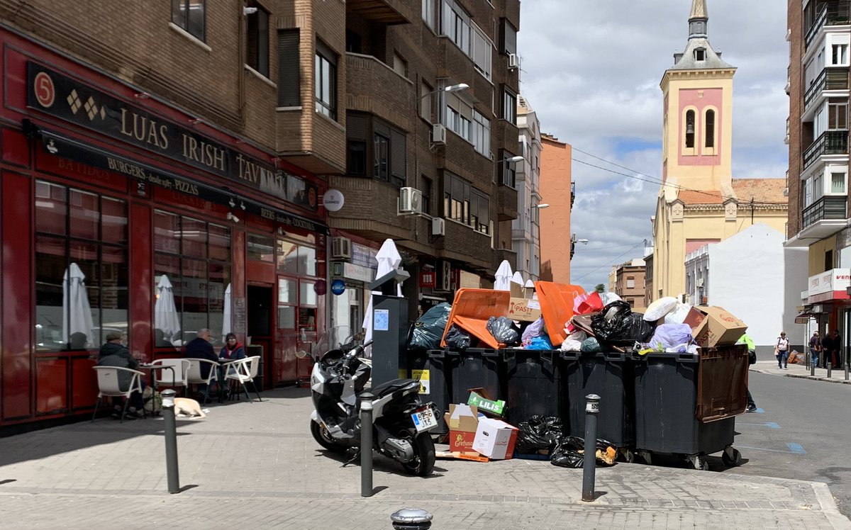 PachiRBarcala's tweet photo. @GomezAngulo, @AlmeidaPP_  ahora que llega el buen tiempo, les animo a que se tomen un aperitivo en una terraza de su barrio, Tetuán. Por ejemplo en Villaamil, 6.

Da igual el día que elijan.

@tono58, @SOSBravoMurillo, @giraldeo,@Ortega_Smith, @Caro_Elias_sv https://t.co/WHQeRFOBM4