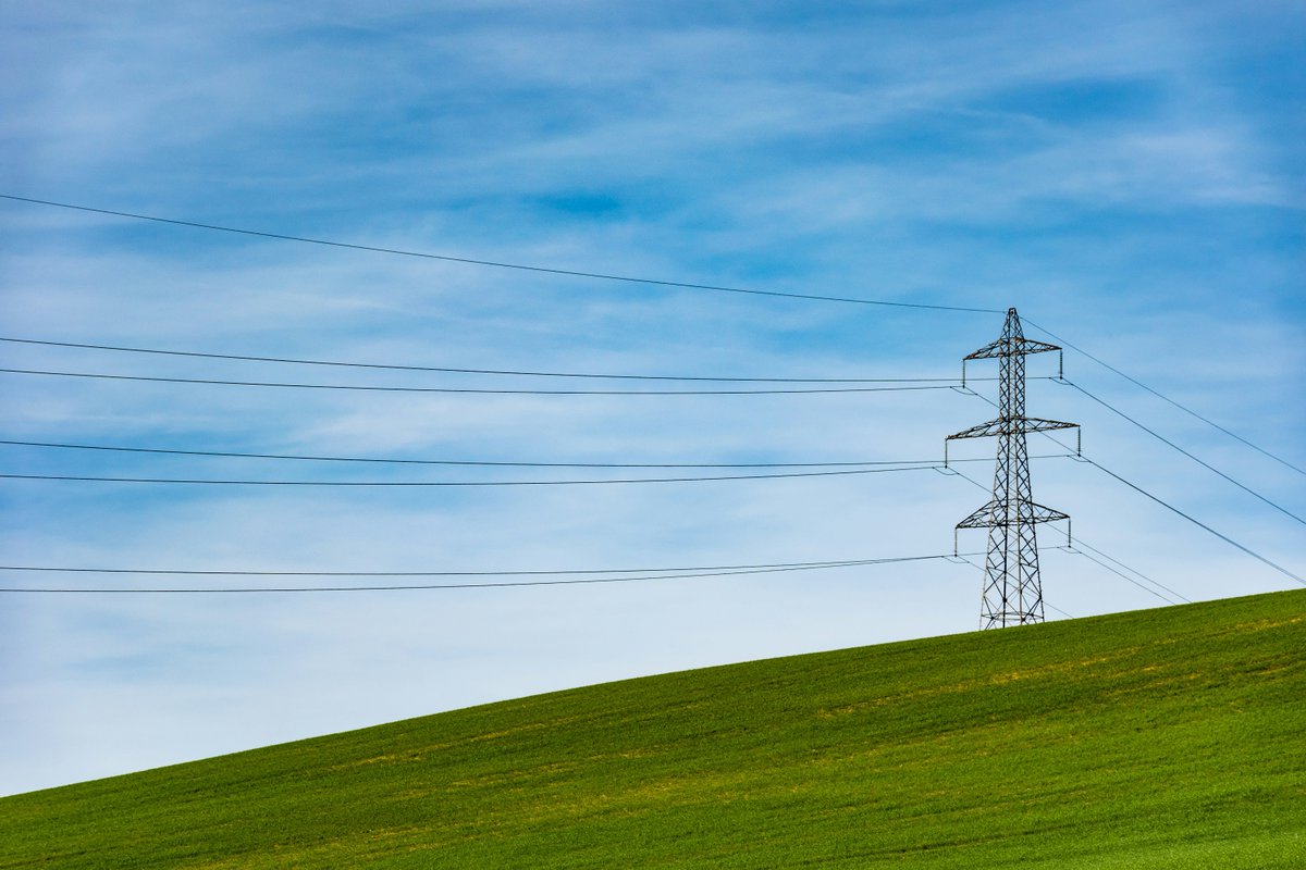 ♻️Is a renewables-dominated electricity system cheaper in comparison to one based on fossil fuels? 🔎Professor Keith Bell from @UniStrathclyde has been looking into the figures. 🚨 Spoiler: Renewable power is cheaper all round! ow.ly/h1FA50RI4Ge