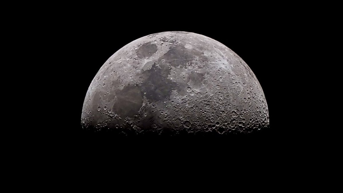 Single shot of last night’s moon 🌒