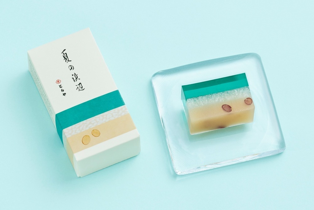 とらや“海イメージ”の夏限定ようかん「夏の浜辺」エメラルドグリーンの琥珀羹×小豆入り白煉 - fashion-press.net/news/118736