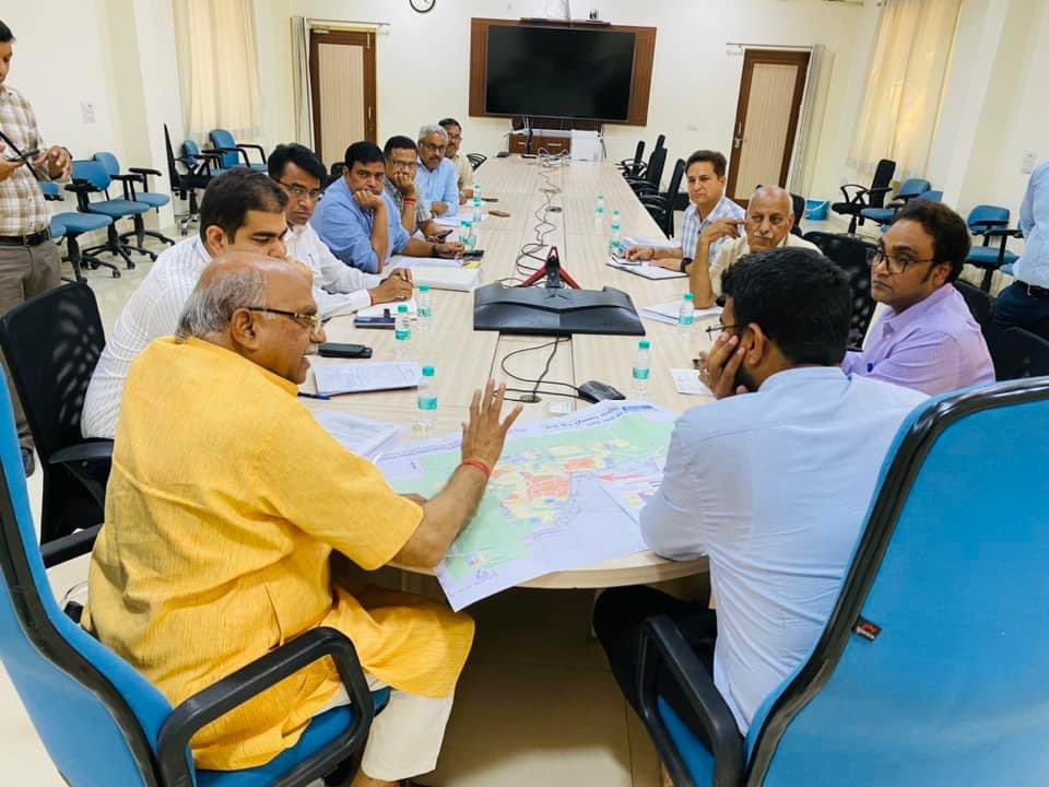 आज ज़िला कलेक्ट्रेट में मेरठ छावनी के रिहायशी क्षेत्र को नगर निगम मेरठ में सम्मिलित किए जाने को लेकर डीएम की अध्यक्षता में आयोजित बैठक में सम्मिलित होकर अपने सुझाव दिये।