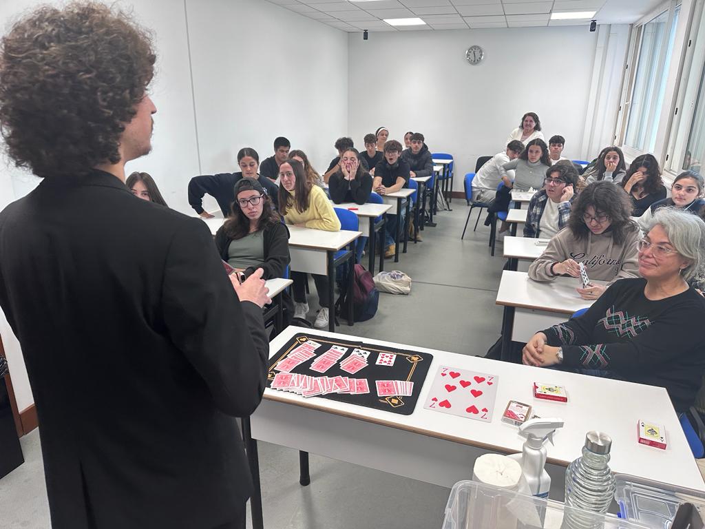 CEdosoft's tweet image. Recordando el maravilloso curso impartido por Daniel Escánez @JDanielEscanez en la Facultad de Matemáticas. "Magia con I.A."