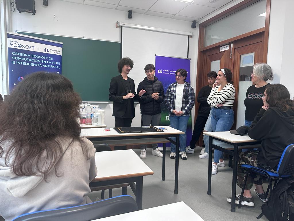 CEdosoft's tweet image. Recordando el maravilloso curso impartido por Daniel Escánez @JDanielEscanez en la Facultad de Matemáticas. "Magia con I.A."
