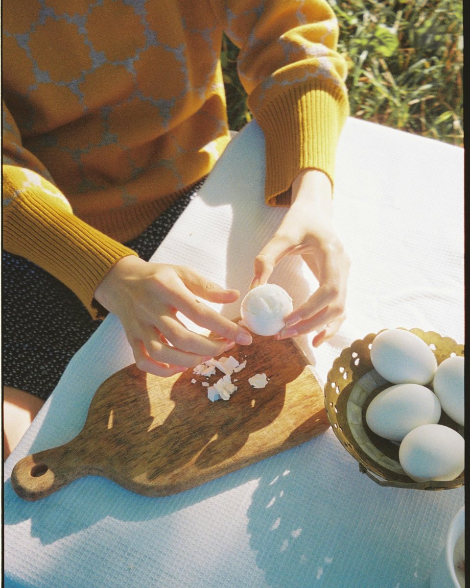 Grandkitcheness's tweet image. Pesky eggshell bits crashing your party? Wet fingertips, shell sticks like magic. No more spoon struggles, just smooth shell removal! 🥚💧 #EggcellentHack 

#cookinghack #kitchenhack #vegan #glutenfree #easyrecipes #recipe #cooking #cookinghacks #plantbaseddiet #dairyfree