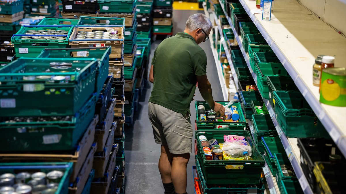 Food bank usage has reached record highs. 🔴 3.1 million emergency food parcels given 🔴 More than 1.1 million parcels went to children 🔴 Numbers have almost doubled This is a failure and is pushing more people towards poverty and homelessness. bigissue.com/news/social-ju…