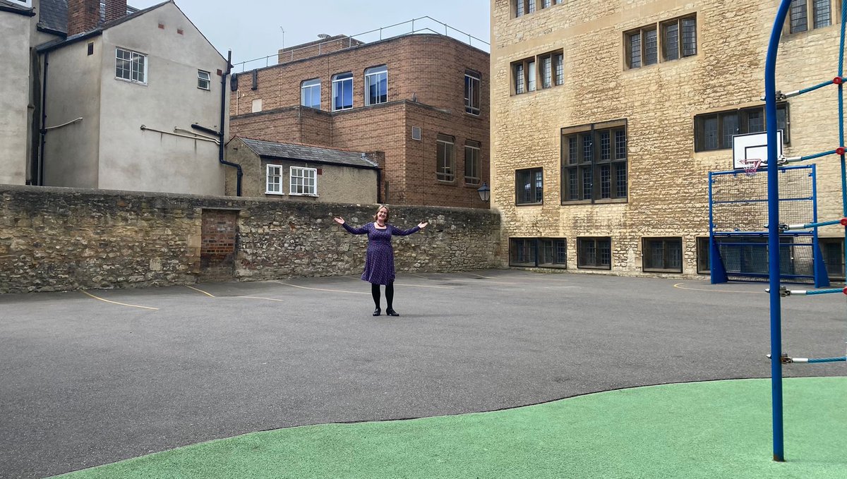 EXCITING: Oxford school transforms staff car park into kids playground! I had the immense pleasure today of visiting @CathedralSchool, a small music focused city-centre school with around 65 staff and now just 9 parking spaces. Here's how.. (1/13)