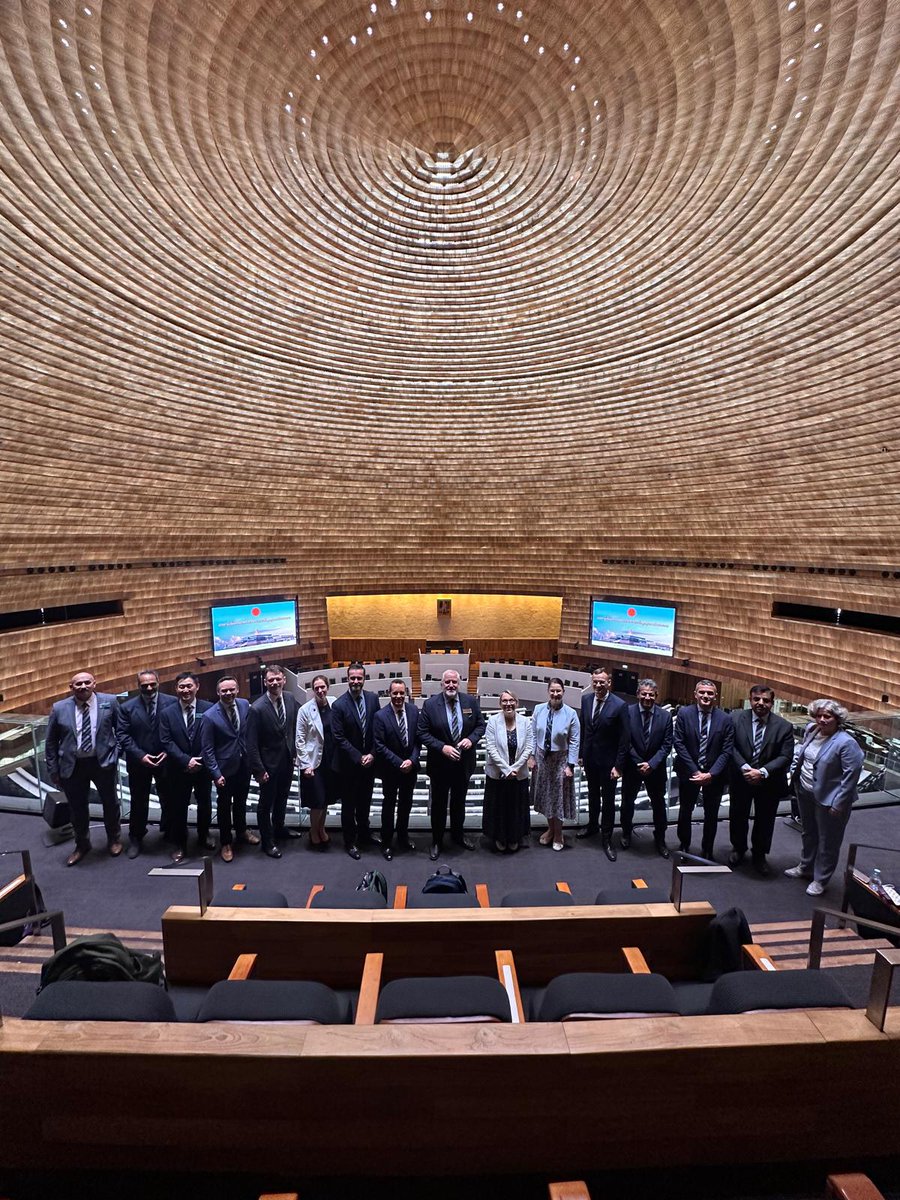 ComdtRCDS's tweet photo. Our South-East Asia Study Tour have continued their journey to Thailand, visiting Parliament and engaging with Ministers to discuss the challenges and opportunities that Thailand faces. @ukinthailand @ukdefence_th @DefAcUK #RCDS2024 https://t.co/4LYvJysDt2