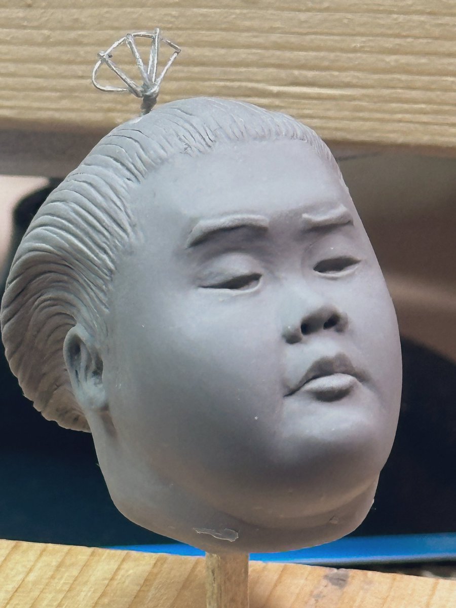 ちょっと思い始めてるのは、もちろん実頭身で全身作り上げたいのはそうなんだけど、先に頭部だけ型取っておいて、造形の方でも3頭身バージョンを作ってみよーかな〜とかね
(о´ω`о)
#大相撲 #sumo #イラスト #sculpture  #illustration