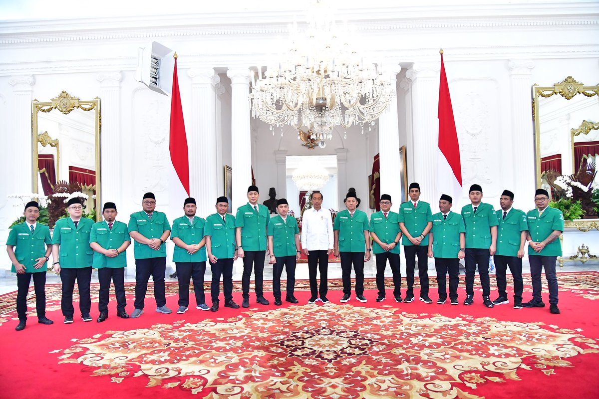 Alhamdulillah, silaturahmi Pimpinan Pusat Gerakan Pemuda Ansor disambut positif Presiden Joko Widodo di Istana, Kamis (16/5).

Bersama jajaran Pimpinan Pusat GP Ansor, saya datang ke Istana untuk memohon perkenannya Bapak Presiden untuk menghadiri Pelantikan PP GP Ansor