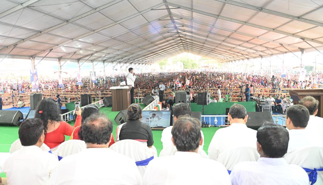 The elected representatives of BJP have proven to be the biggest enemies of the people of Bengal, and the outgoing BJP MP from Bishnupur is a prime example.   Shri @abhishekaitc delivered this powerful message to the people of Bishnupur, who have endured neglect and indifference.