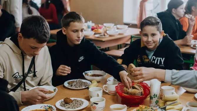 Together with many partners, UNICEF began supporting School Nutrition Reform in Ukraine to improve school meals for every child. The newly published 'School Meals Case Study: Ukraine guide' is a significant step toward joining the @SchoolMeals_ Coalition👉bit.ly/4bkqipe