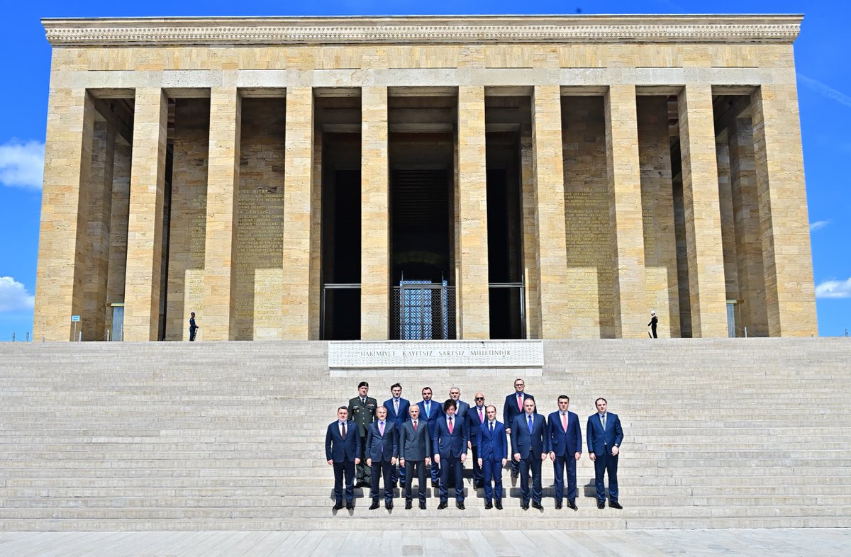 Sn. Cumhurbaşkanımız ile yapacağı görüşmeler için ülkemize gelen Gürcistan Başbakanı Sn. İrakli Kobahidze'yi resmî tören ile karşıladık. Ardından Sn. Başbakan ve beraberindeki heyet ile Anıtkabir’i ziyaret ederek Türkiye Cumhuriyeti’nin kurucusu Gazi Mustafa Kemal Atatürk’ün