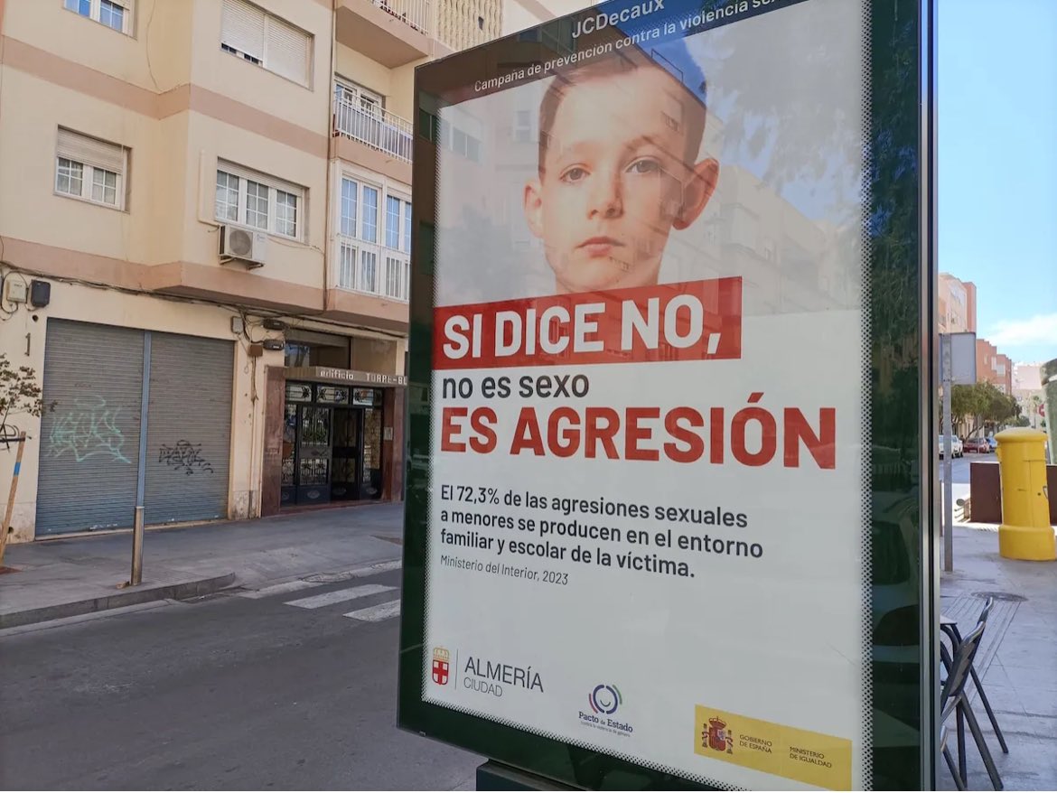 De qué maldita cabeza salió esta idea por favor.

Por suerte se ha retirado, pero no puedo llegar a creer que durante el proceso hasta estar ahí colgado fuese posible.