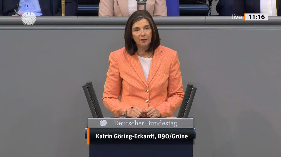 75 Jahre Grundgesetz, das heißt auch 35 Jahre Friedliche Revolution. Ein guter Grund, stolz zu sein. Denn vor 35 Jahren begann das Neue, das Ganze: Einigkeit und Recht und Freiheit für alle in unserem Land. – @GoeringEckardt